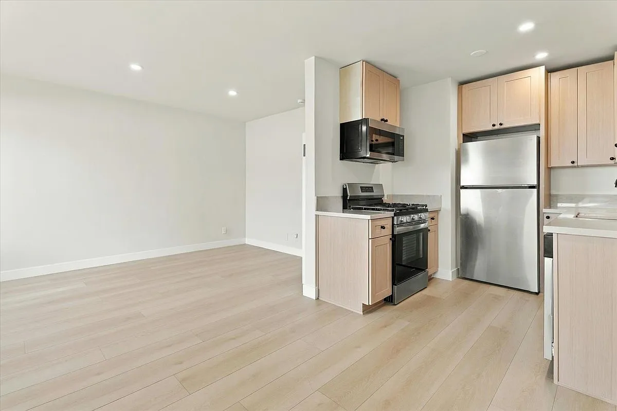 3 bed, $4,395 — Photo 4