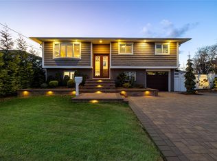 2422 S Seamans Neck Rd, Seaford, NY 11783