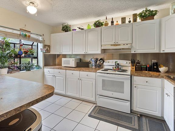 4th image of 3705 Carambola Cir N #2834