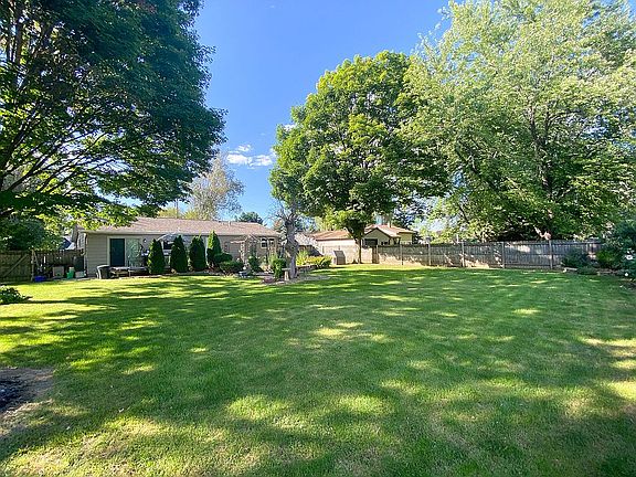 4th image of 1621 S Browns Lake Dr