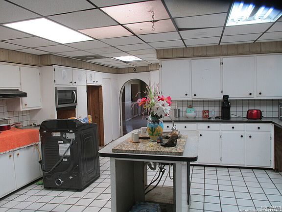 3rd image of 617 W Bynum