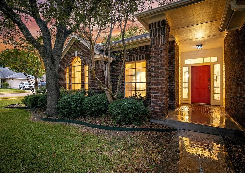 1st image of 808 Canyon Bend Dr