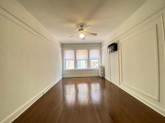 4th image of 929 W Cornelia Ave #3