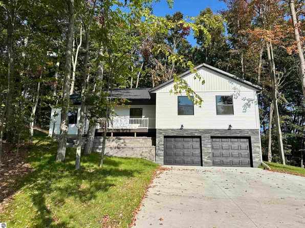 1016 Birmley Estates Dr, Traverse City, MI 49696