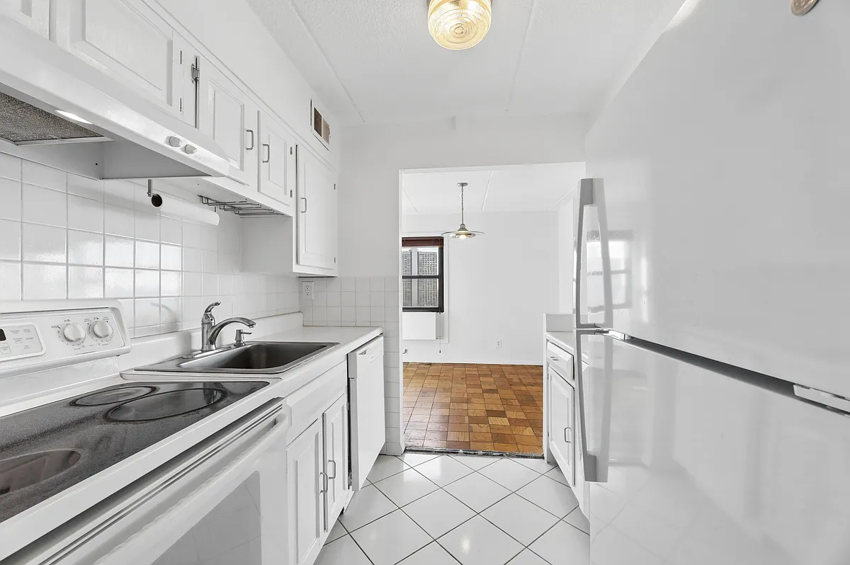 Building Photo - 1600 Center Ave #12F