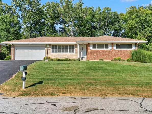 8848 Red Oak Dr, Saint Louis, MO 63126