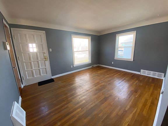 2nd image of 828 E Hayes Ave