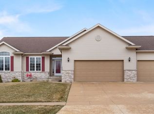 1701 Quail Run Ln, Cedar Falls, IA 50613