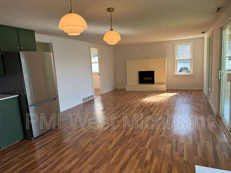 3 bed, 1.0 bath, 1064 sqft, $2,500 — Photo 4