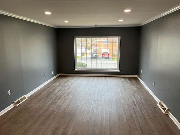 3rd image of 5138 Carriage Dr