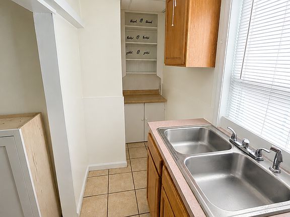 2nd image of 718 Dyer Ave