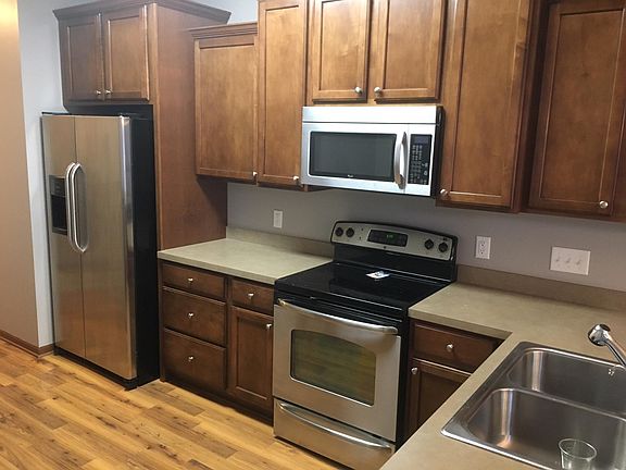 Fridge with ice maker and filtered water - dishwasher - sink