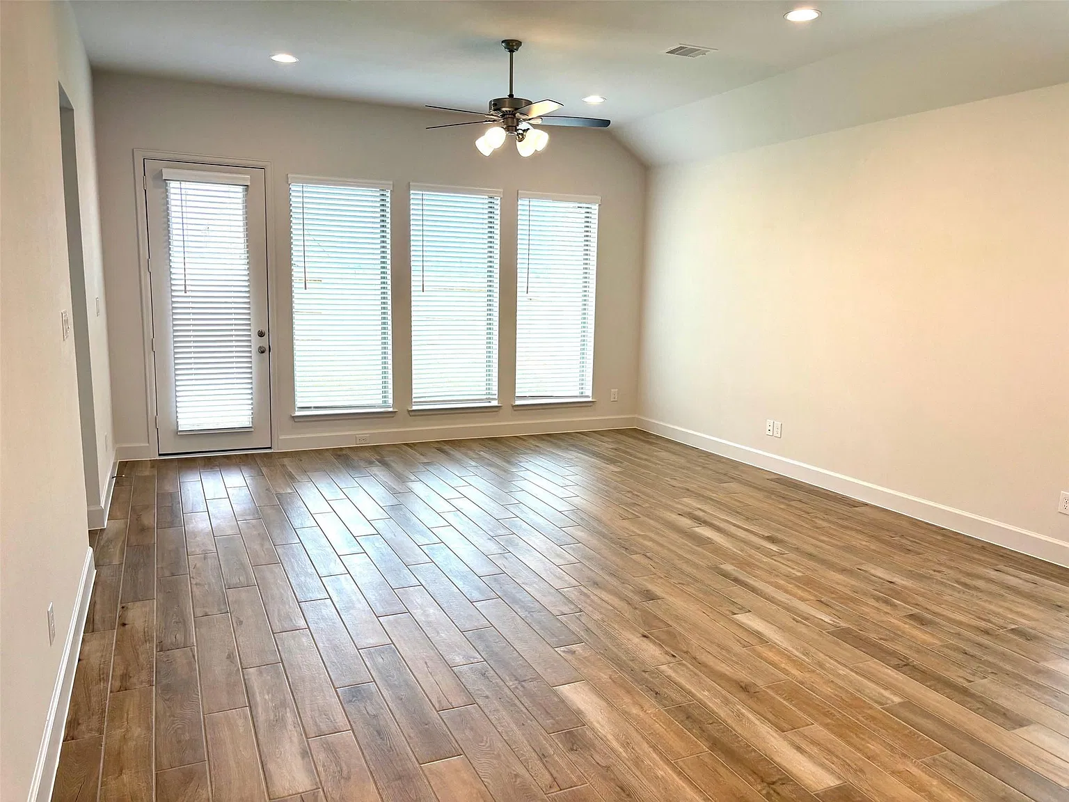 4 bed, 3.0 bath, 1942 sqft, $2,600 — Photo 3