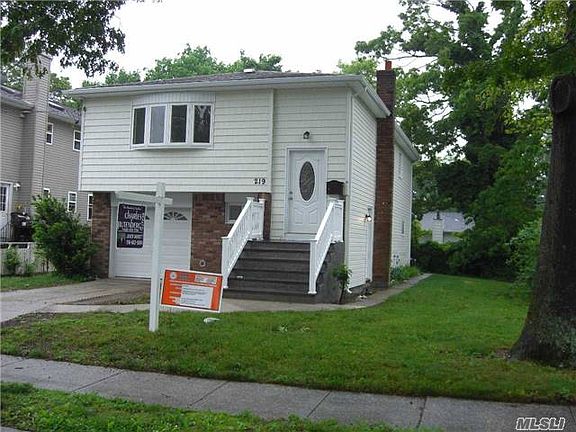 2nd image of 219 Manhattan Ave