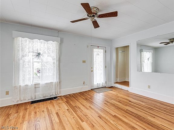 5th image of 389 Pioneer St