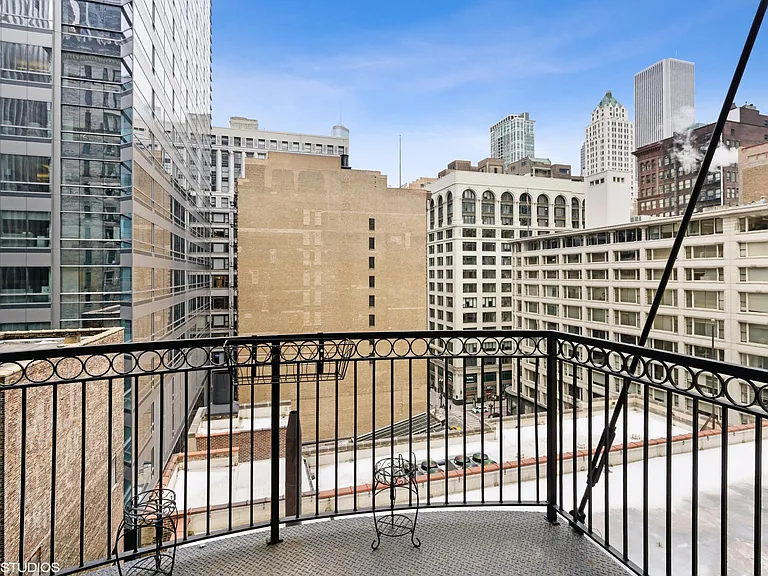 8 W Monroe St #1010 — Photo 9