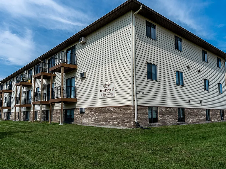 Fargo, ND Twin Parks Apartments | Exterior