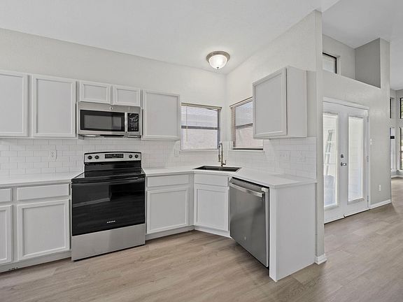 3rd image of 542 Oxbow St