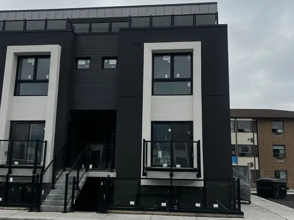 6638 McLeod Rd #320, Niagara Falls, ON L2G 3E3