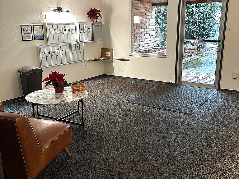 5220 California Ave SW #31 — Photo 2