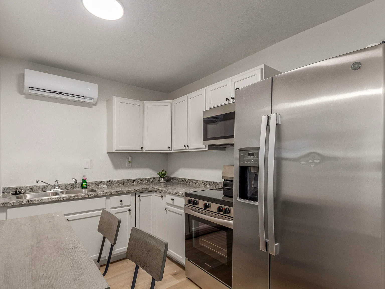 4 bed, 2.0 bath, 2500 sqft, $819 — Photo 4