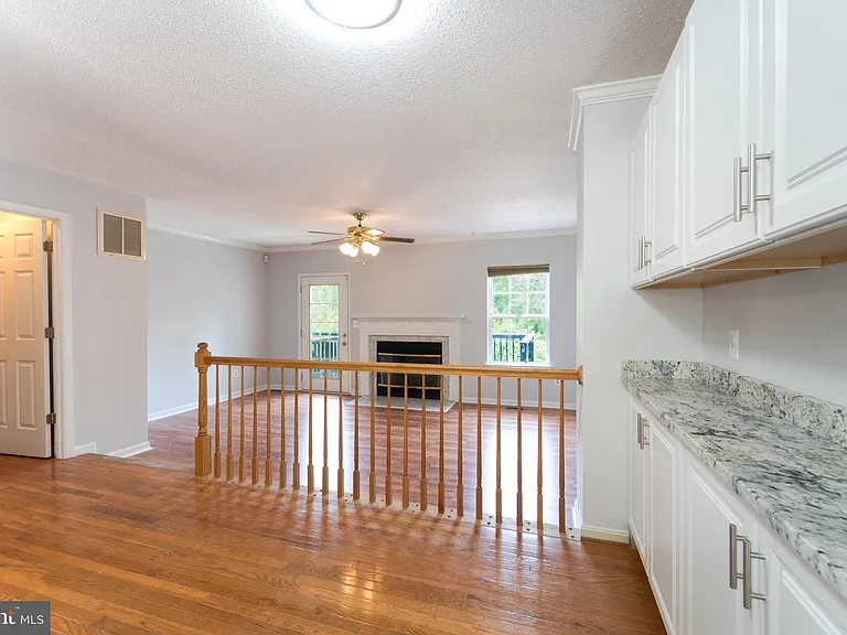 413 Lakeview Ct — Photo 14