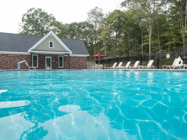 16 Pumpkin Grove, East Lyme, CT 06333