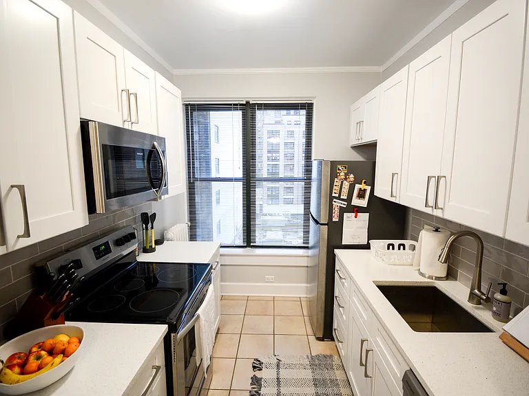 10 W Elm St — Photo 13