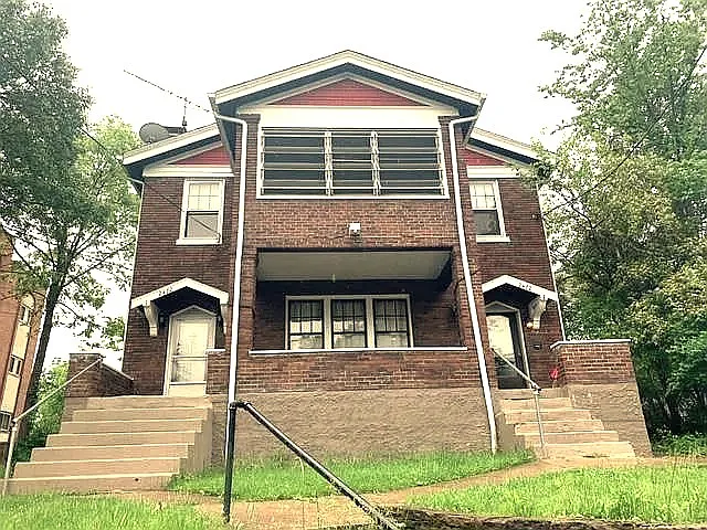 Front of house. Entrance to the right as well as a side entrance. Top Front is the closed-in porch room.