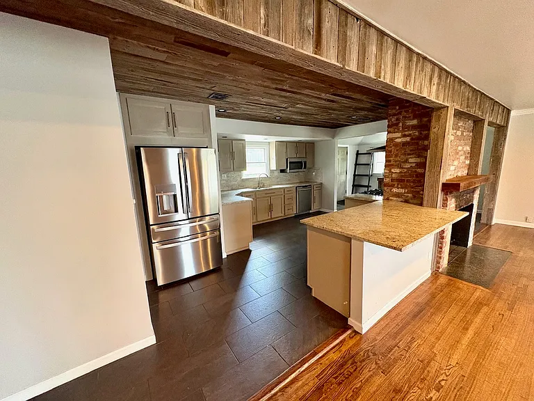 1251 E 31st Ct — Photo 6