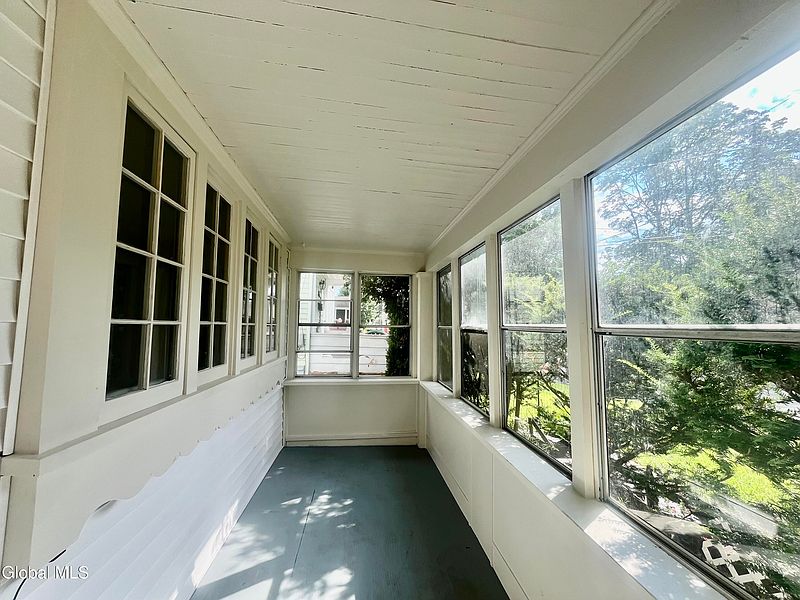4th image of 313 Perry Street
