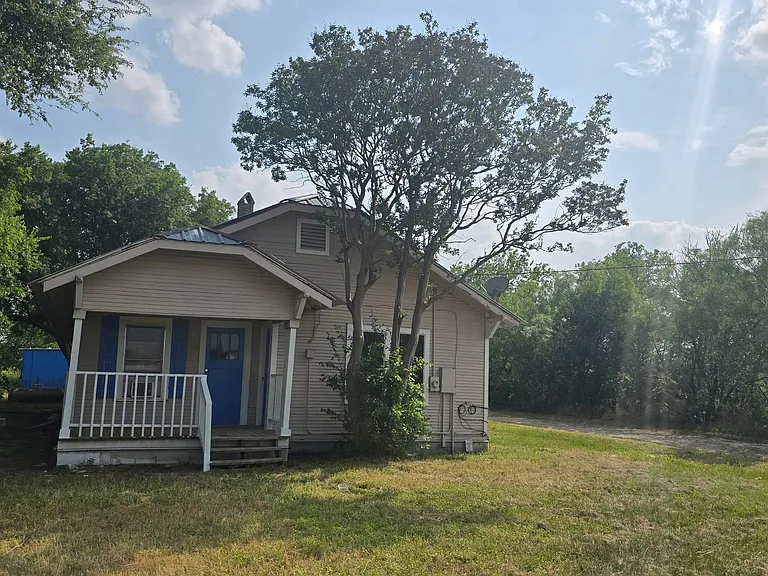 18327 Blake Manor Rd — Photo 1