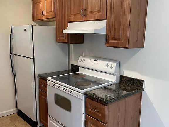 4th image of 380 Richfield Dr #2