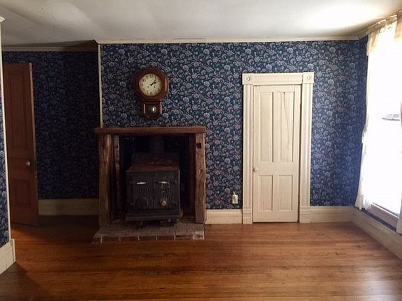 5th image of 582 E Broadway St