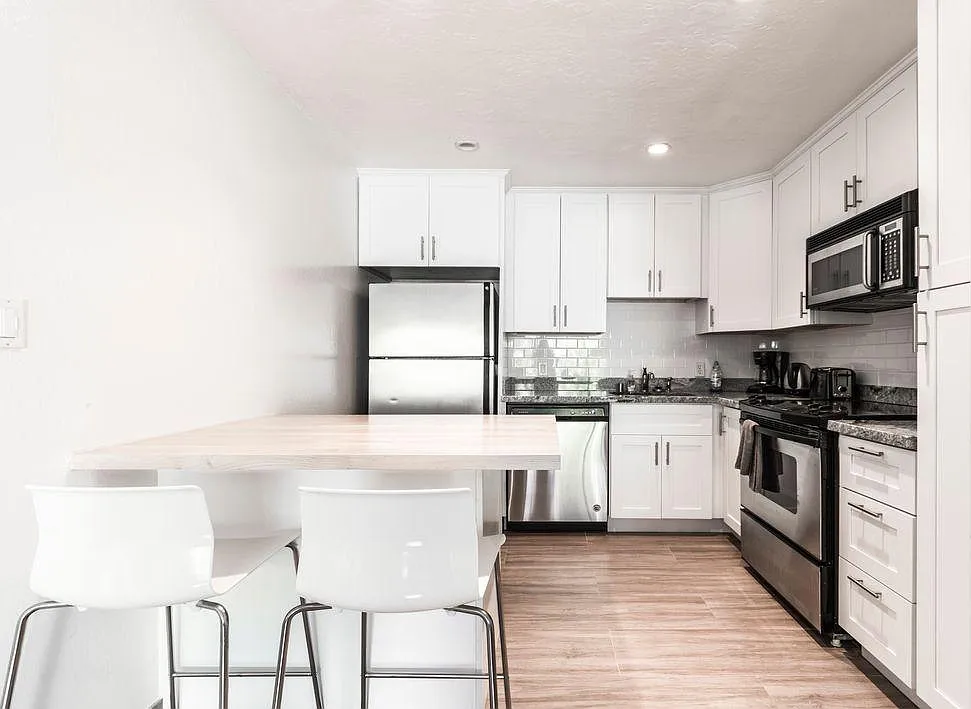 2410 Pacific Ave — Photo 4