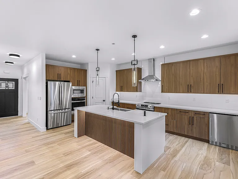 511 W 2nd St — Photo 7
