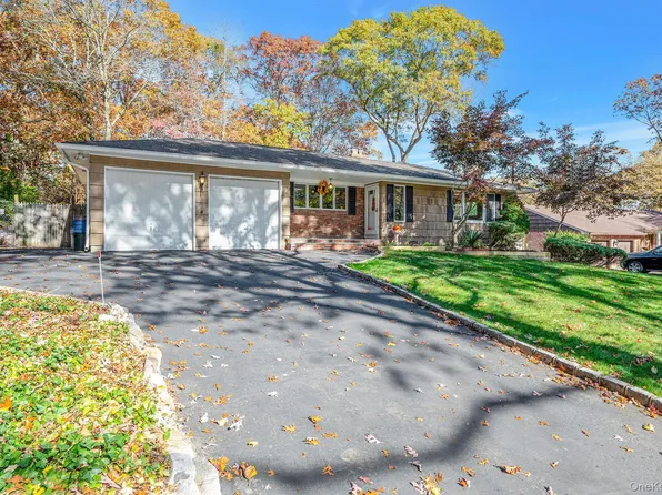 23 Princeton Dr, Dix Hills, NY 11746