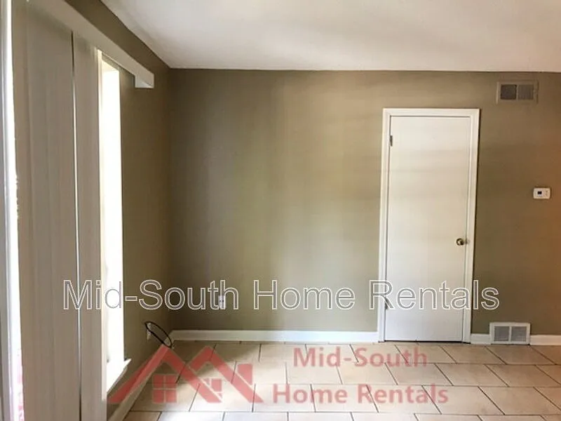 2 bed, 1.5 bath, $895 — Photo 4