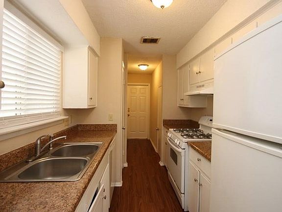 5th image of 209 Heartwood Dr