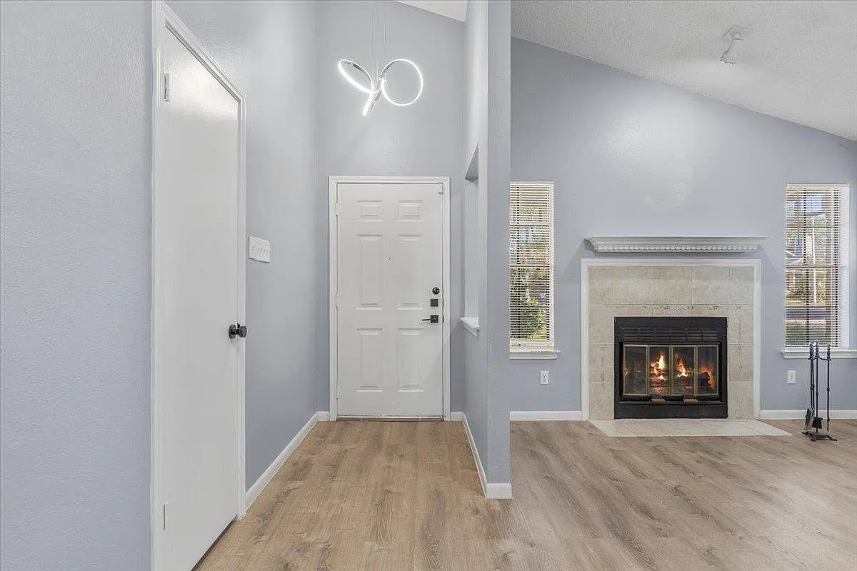3 bed, 2.0 bath, 1072 sqft, $2,100 — Photo 4