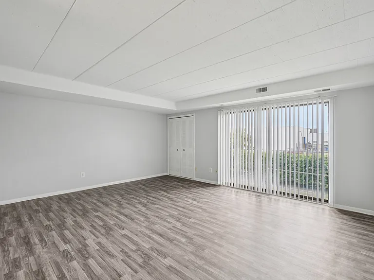 Palms East Apartments — Photo 32