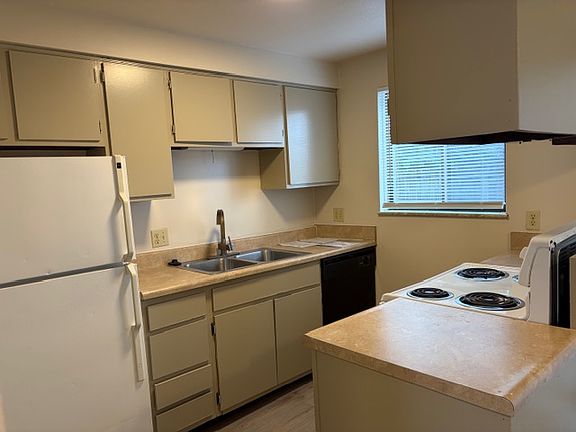 5th image of 5622 Aspen Dr APT B