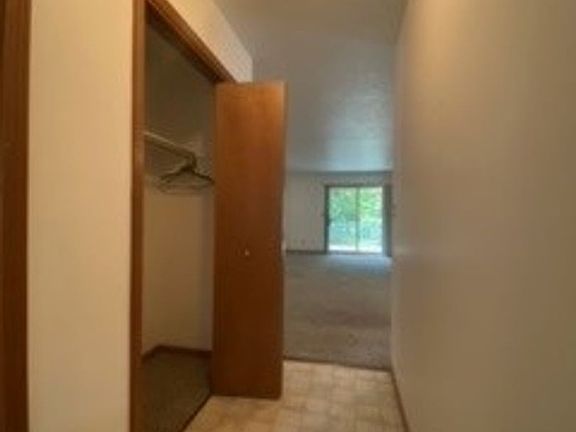 4th image of 409 E Warren St #14