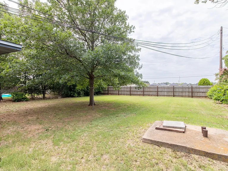 609 W Texas Ave — Photo 27