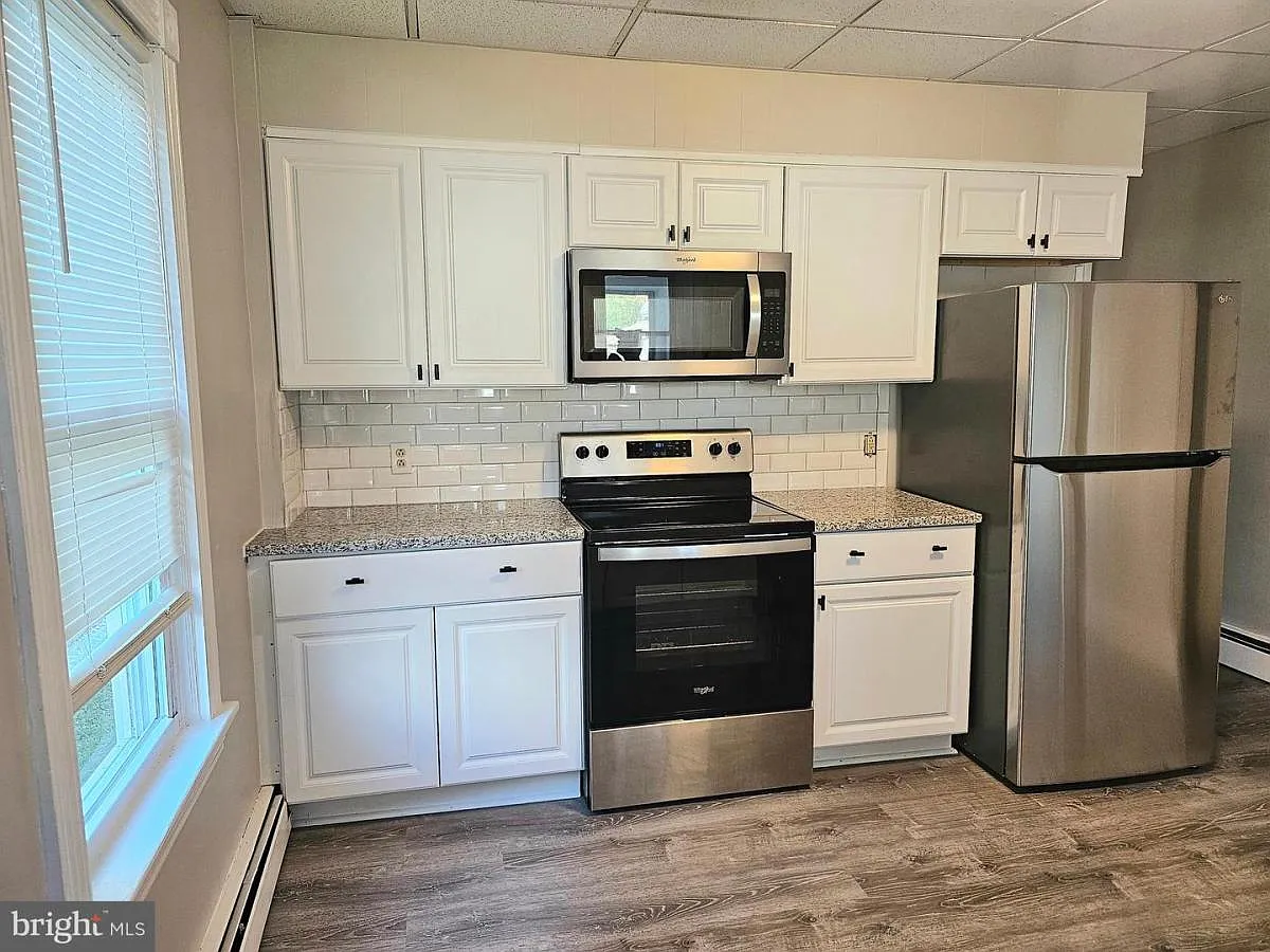 3 bed, 1094 sqft, $1,400 — Photo 1