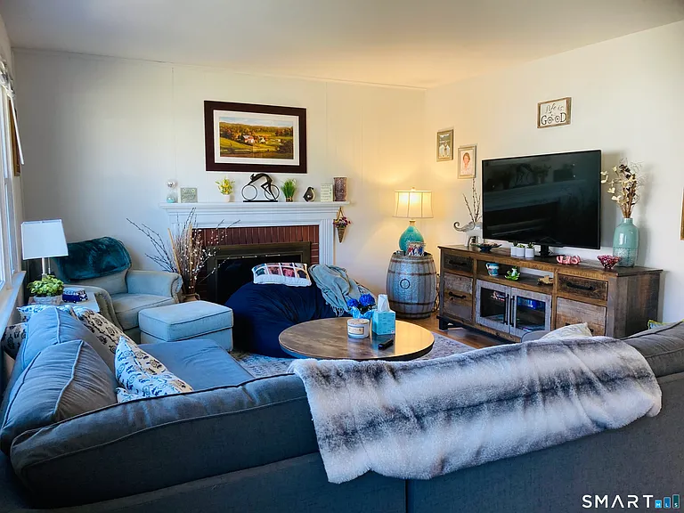 16 Farview Ave — Photo 2