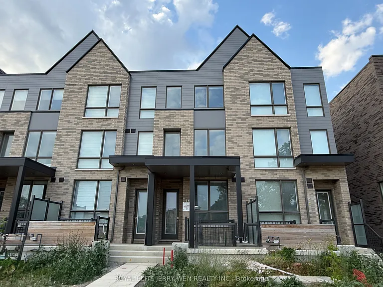 46 Green Gardens Blvd — Photo 1