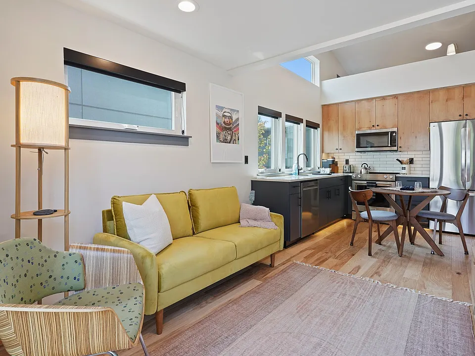 36 SW Roosevelt Ave #2