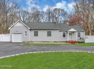 11 Roseville Ave, Saint James, NY 11780