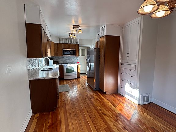 3rd image of 2614 Highwood Dr